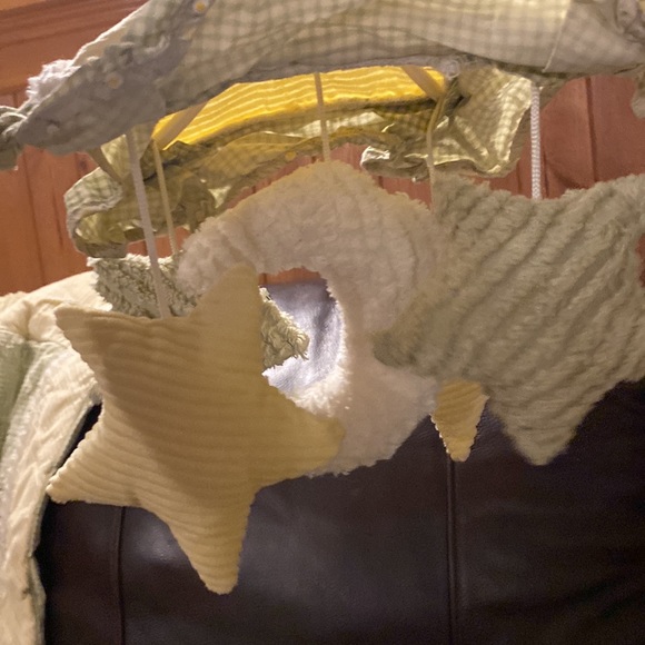 8 piece Lambs & Ivy yellow, cream and green crib set - Picture 10 of 13